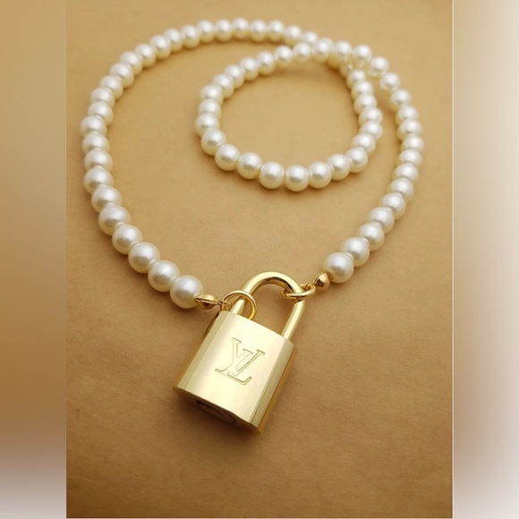 LOUIS VUITTON Lock&Key 🔐 FauxPearl Necklace w/Key on Gold Tone Bracelet Set #316 - Picture 3 of 7